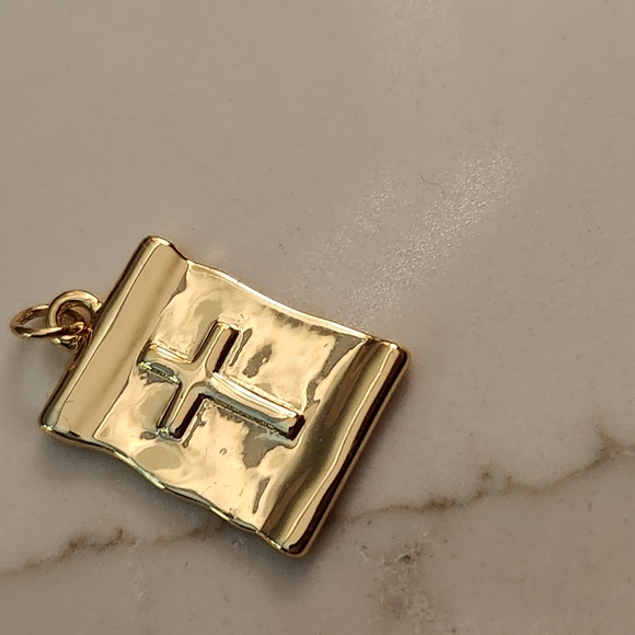 Yellow gold plated cross charm - Picture 5 of 5